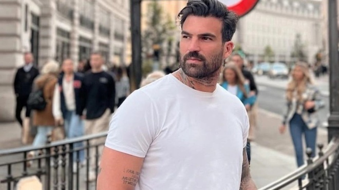 tis-apantise-me-ton-amp-8230-tropo-toy-ta-prota-logia-toy-dimitri-alexandroy-meta-tis-foto-poy-dierreysan-kai-deichnoyn-tin-toyni-mazi-me-ton-schiza-386076