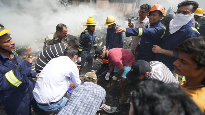 ektakto-aytos-einai-o-monadikos-epizon-tis-aeroporikis-tragodias-amp-8211-i-thesi-poy-kathotan-kai-i-sygklonistiki-martyria-toy-386097