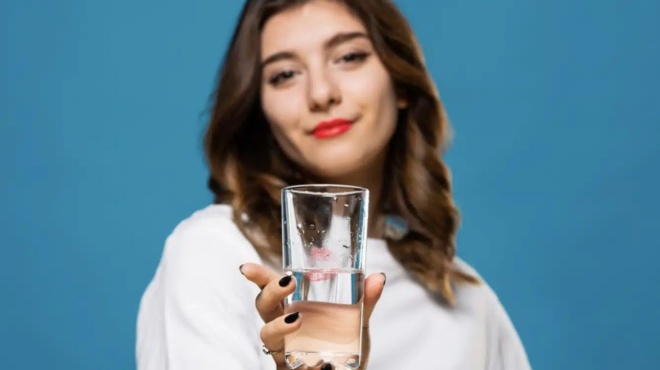 diavitis-posa-potiria-nero-ti-mera-rythmizoyn-to-sakcharo-kai-antimetopizoyn-tin-antistasi-stin-insoylini-386211