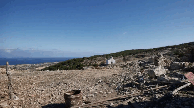 thriler-sti-gaydo-toyristes-vrikan-ptoma-se-aposynthesi-dipla-sti-thalassa-389471