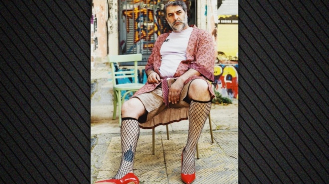 o-vasilis-mpismpikis-emfanistike-me-kokkines-goves-diktyotes-kaltses-kai-roz-rompa-amp-8211-chamos-tin-foto-poy-kanei-ton-gyro-toy-diadiktyoy-386384