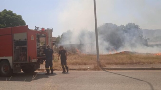 terastia-fotia-sipla-se-megali-poli-tis-elladas-amp-8211-apeilei-spitia-amp-8211-se-paniko-oi-katoikoi-trechoyn-na-sosoyn-o-ti-mporoyn-389760