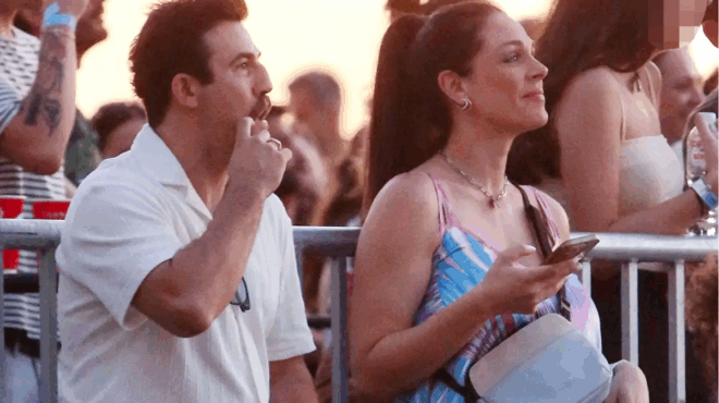 oloi-koitoysan-tin-koilia-tis-ki-as-foroyse-fardia-pasignosti-ellinida-ithopoios-emfanistike-se-prochorimeni-egkymosyni-se-synaylia-389913