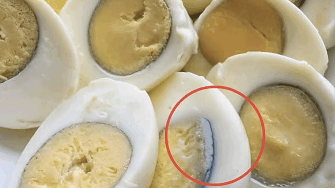 giati-emfanizetai-ena-prasino-dachtylidi-gyro-apo-sklira-vrasmena-ayga-390479