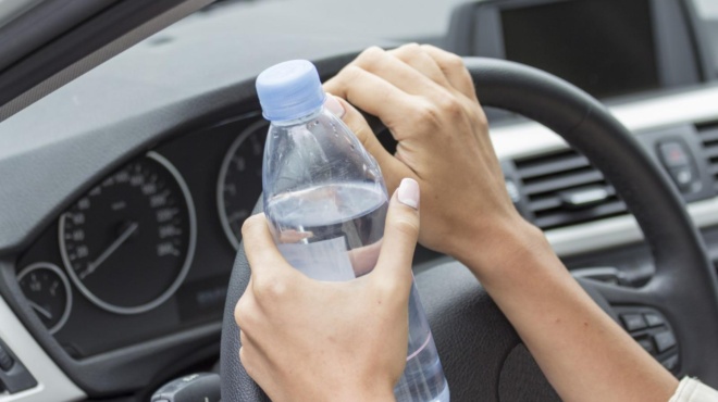 min-afinete-pote-plastika-mpoykalia-me-nero-sto-aytokinito-o-logos-386948