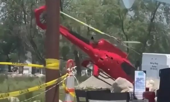 tora-amp-8211-elikoptero-synetrivi-dipla-se-pasignosto-estiatorio-amp-8211-se-sok-oi-pelates-etrechan-panikovlitoi-389782