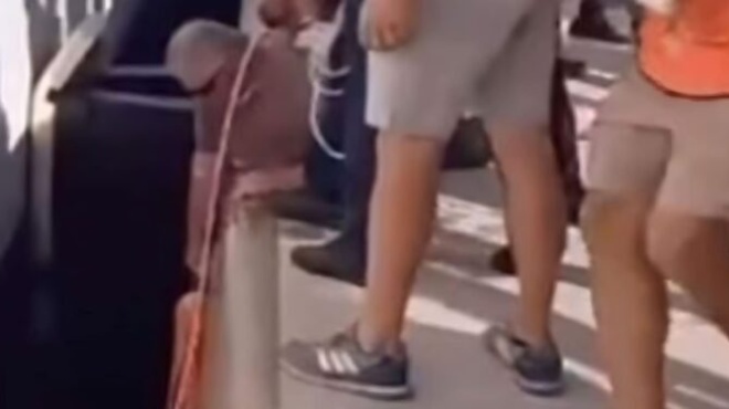 poy-einai-to-moro-moy-mitera-oyrliazei-otan-to-moro-tis-peftei-peftei-se-keno-sto-limani-387124