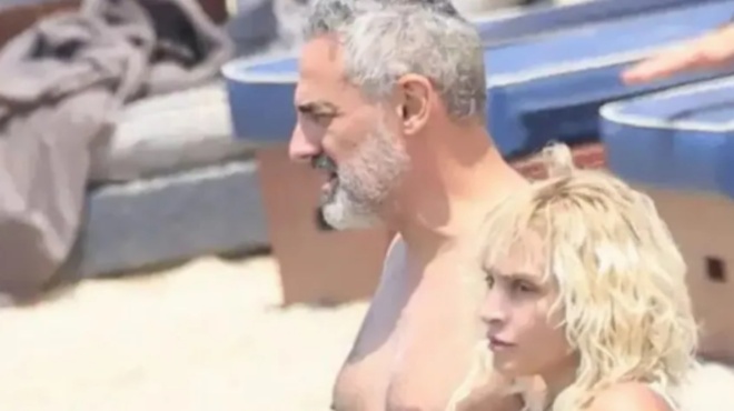 kormara-i-eleonora-zoyganeli-se-paralia-tis-mykonoy-tin-koitoysan-oi-pantes-omos-amp-8230-den-itan-moni-tis-amp-8211-aytos-itan-mazi-tis-fotografies-387274