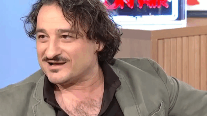 ekeini-doyleye-stin-trapeza-kai-ego-imoyn-amp-8230-etsi-gnorise-o-vasilis-charalampopoylos-tin-lina-printzoy-kai-eroteytike-keraynovola-383485