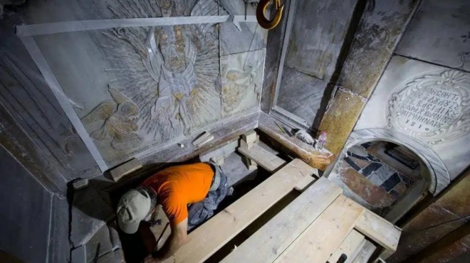 anatrichila-i-stigmi-poy-anoigoyn-ton-tafo-toy-iisoy-christoy-383324