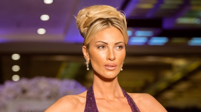 pozarei-me-ton-neo-tis-syntrofo-i-gnosti-ellinida-koyklos-kai-gematos-me-tatoyaz-388409