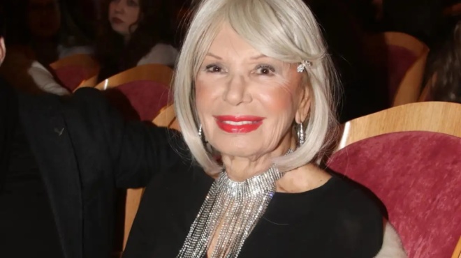 gia-1i-fora-vgainei-kai-apantaei-i-rika-dialyna-sta-dimosieymata-poy-tin-elegan-amp-8230-katakoiti-385436