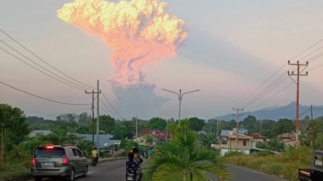 amp-8220-portokali-amp-8221-synagermos-xypnise-to-ifaisteio-se-paniko-o-kosmos-ektoxeyei-terasties-posotites-tefras-387672