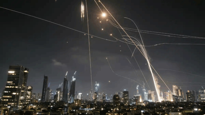 to-iran-apantaei-sto-israil-me-epithesi-100-pyraylon-pagkosmios-fovos-gia-genikeysi-toy-polemoy-386539