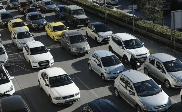 ektakti-eidisi-gia-to-kentro-tis-athinas-poy-ayti-tin-stigmi-einai-gemato-kosmo-amp-8211-ti-tha-ginei-stis-10-00p-m-389886