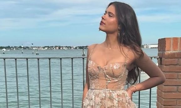 i-pio-perizititi-nyfi-toy-kosmoy-i-17chroni-kalloni-kori-pasignostis-ithopoioy-poy-pige-ston-gamo-toy-tzef-mpezos-amp-038-tin-zilepse-mechri-i-karntasian-391175