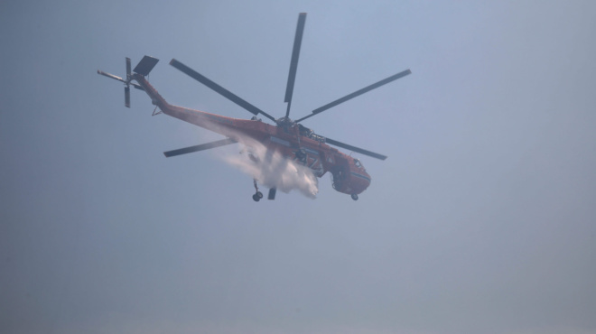 foties-tora-amp-8211-kaigetai-apo-dyo-meries-i-ellada-amp-8211-sikothikan-aeroskafi-kai-elikoptera-amp-8211-dinei-machi-i-pyrosvestiki-388030