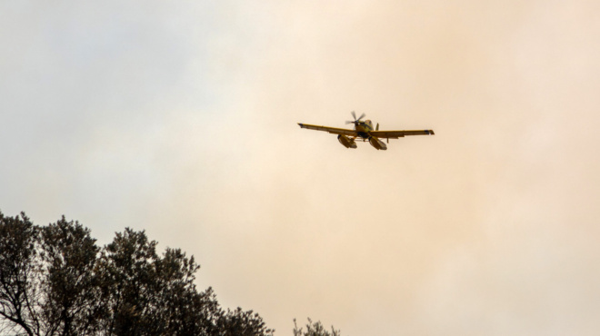 megali-fotia-tora-sti-thessaloniki-amp-8211-kaigetai-to-oraiokastro-amp-8211-epicheiroyn-5-aeroskafi-385830