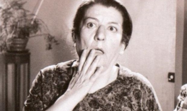 itan-nekri-2-meres-amp-8230-vrethike-mesa-sto-spiti-tis-sti-synithismeni-tis-thesi-kai-me-to-tsigaro-sto-stoma-i-agapimeni-ithopoios-385904