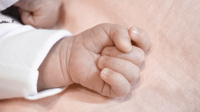 nea-fpikn-sti-chora-mas-pateras-espase-sto-xylo-to-kefalaki-toy-neogennitoy-paidioy-toy-gia-ton-pio-adianoito-logo-amp-8211-pagosan-oi-giatroi-390384