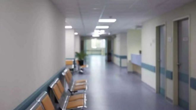 ektakti-eidisi-gia-tin-giatro-poy-nosei-me-aimorragiko-pyreto-amp-8211-ti-epathan-25-synadelfoi-tis-poy-irthan-se-epafi-mazi-tis-391152