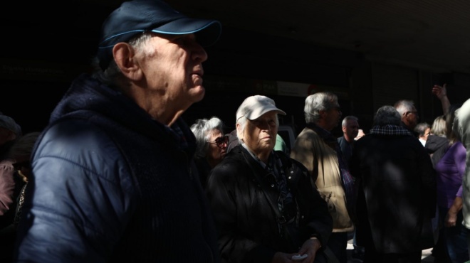 trechoyn-stis-trapezes-chiliades-ellines-amp-8211-mpainoyn-stoys-logariasmoys-apo-3-000-mechri-13-000-eyro-amp-8211-poioi-ta-pairnoyn-383006