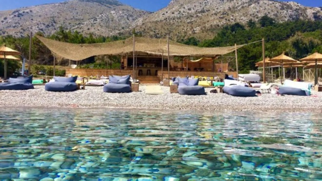 350e-gia-1-evdomada-sto-low-cost-nisi-me-tis-exotikes-paralies-den-se-pnigoyn-o-kosmos-kai-oi-times-387533