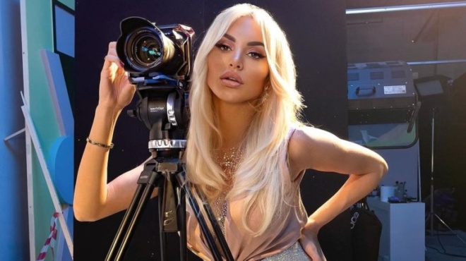 4-chronia-mikroteros-tis-gios-pasignostoy-dikigoroy-vomva-aytos-einai-o-27chronos-dikigoros-poy-ta-echei-i-alexandra-panagiotaroy-388255