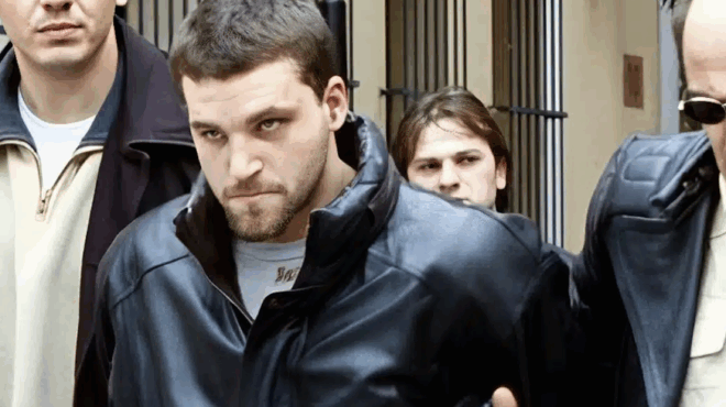 agnoristos-o-dolofonos-kostas-passaris-sta-50-toy-me-ligotera-mallia-kai-adynatismenos-388714