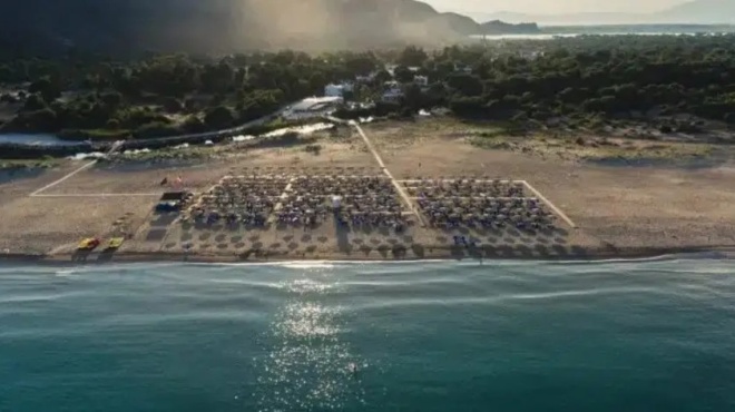 olo-ammos-fovero-fagito-diklino-50-eupo-sto-meros-poy-echeis-oli-mera-ti-thalassa-sta-podia-soy-tha-kaneis-tis-pio-oikovomikes-diakopes-387765