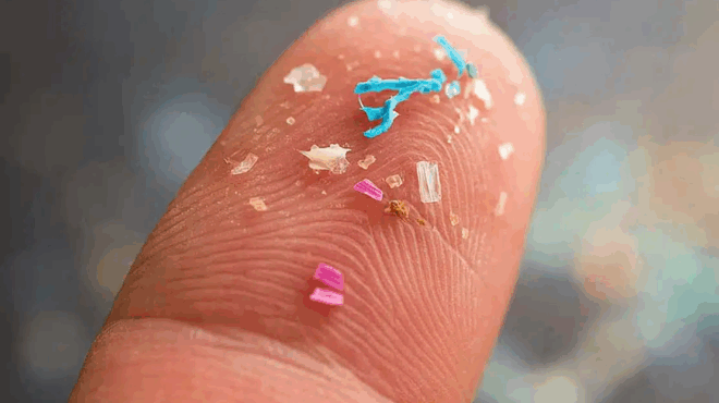 giatros-katagrafei-ta-9-trofima-sto-soypermarket-poy-periechoyn-ta-perissotera-mikroplastika-387488