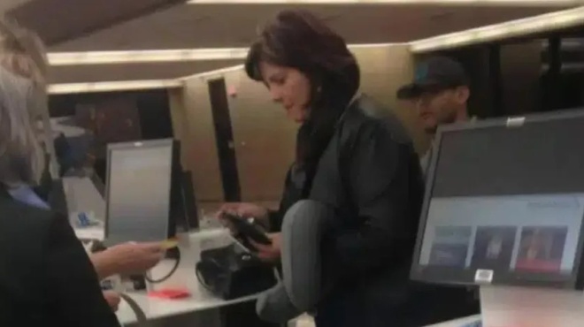 i-fotografia-autns-tis-gynaikas-sta-eisitiria-toy-aerodromioy-saronei-sto-diadiktyo-o-logos-pposexte-tin-ligo-kalytera-390329