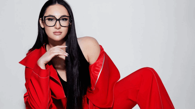 evale-ta-gyalia-stis-influencer-i-klavdia-pozare-me-magio-kai-amp-8230-evale-fotia-sto-instagram-383153