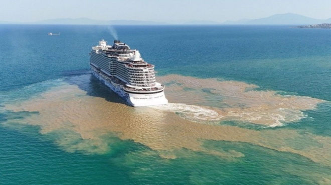 chamos-me-tin-foto-poy-kykloforei-tis-teleytaies-ores-kai-deichnei-kroyazieroploio-na-feygei-gemato-apo-to-limani-toy-voloy-amp-8211-ti-echei-symvei-388755