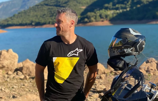 o-gioyrkas-seitaridis-kleinei-ta-44-kai-pozarei-me-tin-kori-toy-se-mia-spania-fotografia-otan-echo-esena-echo-ta-panta-383890