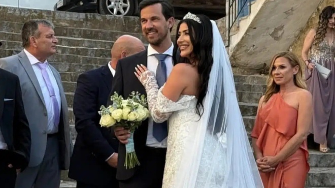 power-of-love-panagiotoy-kai-perperidis-pantreytikan-me-koympara-tin-karavatoy-385059