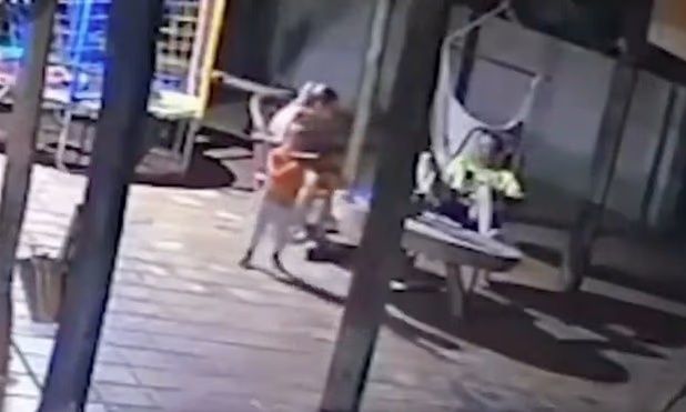 tragodia-tora-amp-8211-2chrono-agoraki-pyrovolise-kai-skotose-tin-mana-toy-mprosta-sta-matia-toy-patera-toy-387352