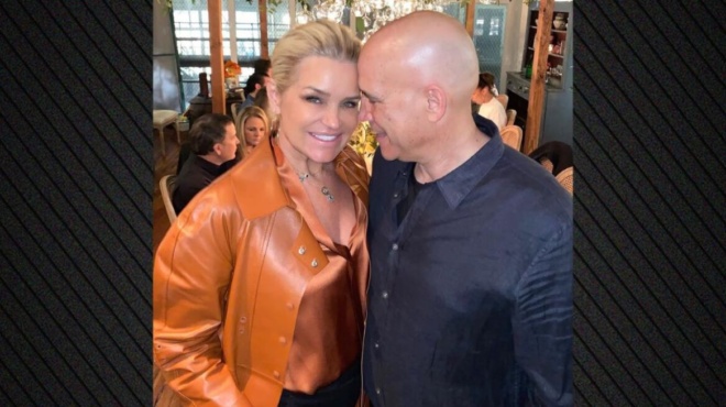 den-mporei-na-to-pistepsei-kaveis-chorismos-vomva-sti-showbiz-ta-dielysanv-ola-meta-apo-8-xrovia-384578