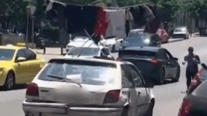 pagkrati-mia-eikona-aplostras-me-roycha-se-oyrano-aytokinitoy-egine-viral-i-thliveri-istoria-poy-kryvetai-apo-piso-390527