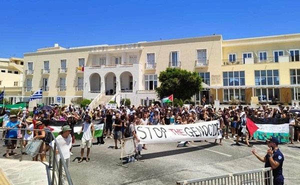 ektakti-eidisi-gia-kroyazieroploio-poy-efyge-apo-to-limani-tis-syroy-gemato-kosmo-397316