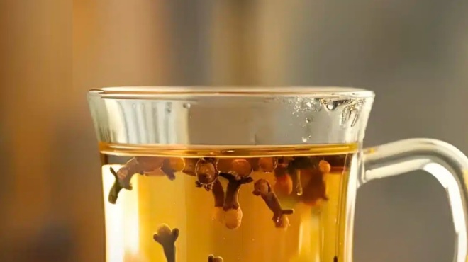 apokalyptontas-ta-mystika-toy-neroy-me-garifalo-ena-nychterino-elixirio-ygeias-397754