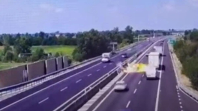 tragodia-me-dyo-nekroys-stin-italia-synetrivi-mikro-aeroplano-397786