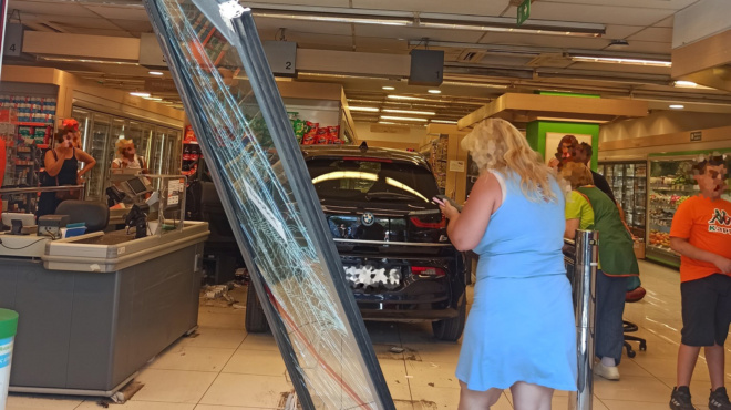 sok-tora-sti-chora-mas-aytokinito-eisevale-se-soyper-market-synagermos-sta-asthenofora-toy-ekav-2-paidia-anamesa-stoys-pelates-397898