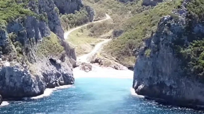 i-agnosti-paralia-me-ta-krystallina-nera-molis-dyo-ores-makria-apo-tin-athina-398329