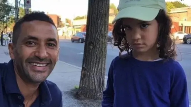 i-mikri-melina-milise-me-ti-mitera-tis-mia-ora-prin-apo-ti-dolofonia-amp-8211-to-anatrichiastiko-teleytaio-minyma-ston-patera-398602