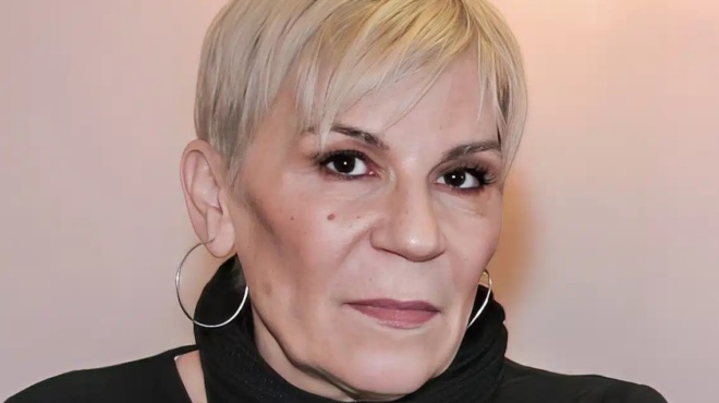 chrysa-ropa-mpika-me-enan-ogko-sto-kefali-sto-cheiroyrgeio-kai-pira-tin-anavoli-moy-398656