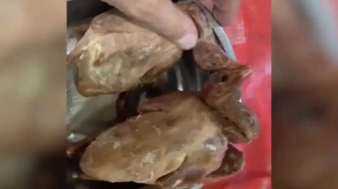 sok-estiatorio-servire-stoys-pelates-peristeria-apo-ton-dromo-os-psiti-papia-399788