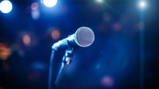 echo-paidi-ektos-gamoy-me-diasimo-ellina-tragoydisti-ekeinos-den-to-xerei-alla-to-gnorizei-i-gynaika-toy-399873