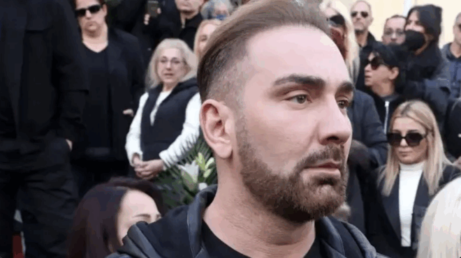 nikos-koklonis-ichires-apoysies-apo-tin-kideia-toy-patera-toy-ton-xechasan-se-mia-apo-tis-dyskoloteres-periodoys-tis-zois-toy-395754