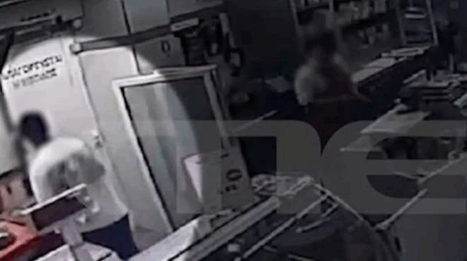 sok-sti-kypseli-andras-karfose-machairi-sto-laimo-toy-mesa-se-soyper-market-395936